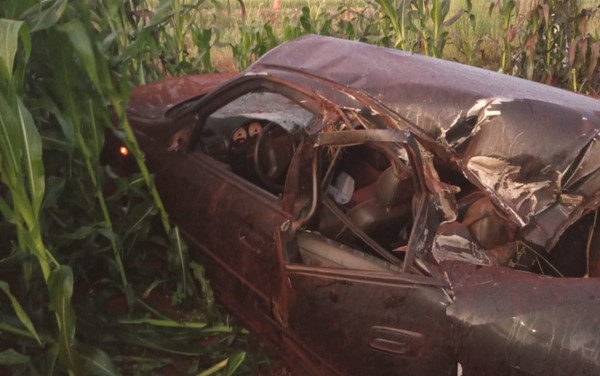 Carro derruba poste de energia durante acidente e mulher que prestava socorro morreu, em Joviânia, Goiás — Foto: Reprodução/TV Anhanguera