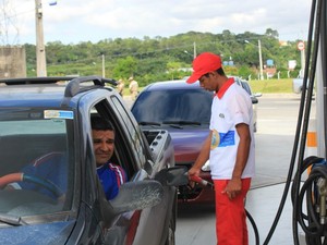 Após horas na fila, motorista consegue abastecer o carro durante promoção em Manaus (Foto: Tiago Melo/G1 AM)