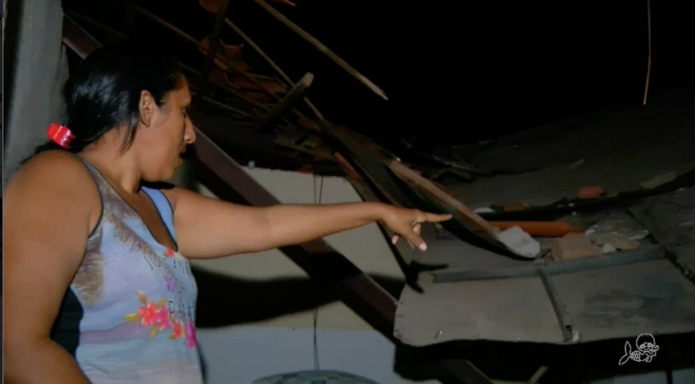 Dona de casa mostra a situaÃ§Ã£o do quarto. Parte do telhado caiu depois da explosÃ£o. â€” Foto: ReproduÃ§Ã£o/TV Verdes Mares