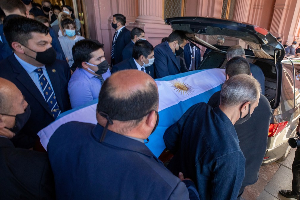 Caixão com corpo de Maradona é colocado dentro de carro fúnebre — Foto: Reuters