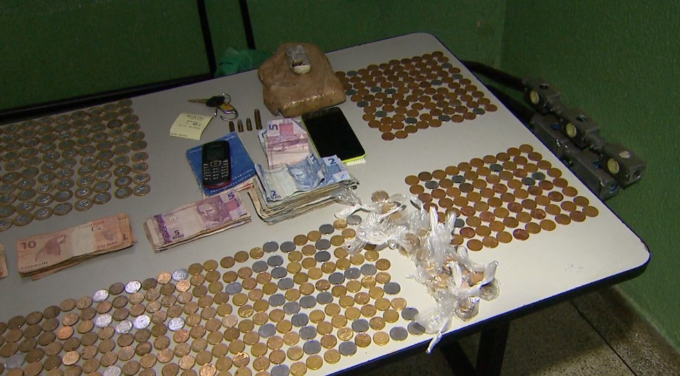 PM apreendeu R$ 1 mil dentro da bolsa do bebÃª e 500 gramas de maconha na casa da suspeita em RibeirÃ£o Preto (Foto: Alexandre SÃ¡/EPTV)