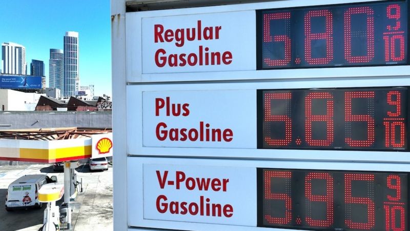 O aumento do preço da gasolina é uma preocupação das pessoas nos EUA (Foto: Getty Images via BBC News)