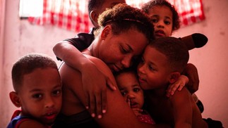 Thamires Dias, de 26 anos, moradora de Santa Cruz, no Rio, cria sozinha seis filhos, mas só recebe o Bolsa Família referente a quatro deles.  — Foto: Hermes de Paula / Agência O Globo