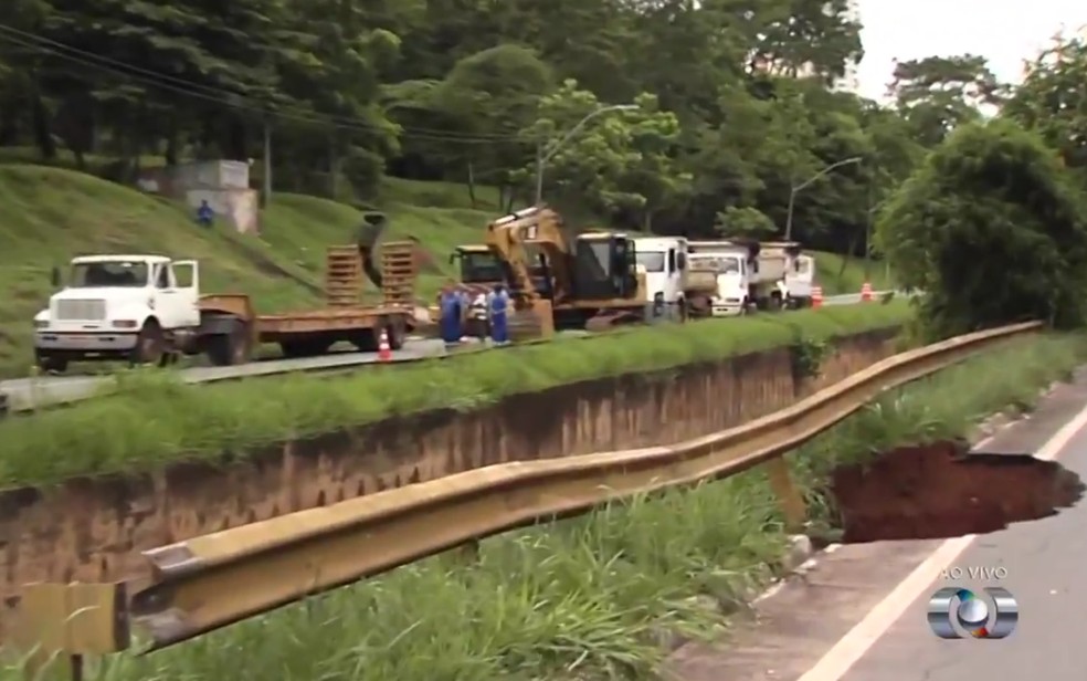 Marginal Botafogo é interditada após desmoronamento de pistas em Goiânia, Goiás (Foto: Reprodução/TV Anhanguera)
