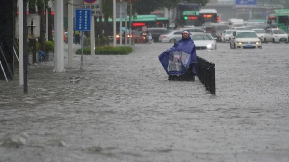 Zhengzhou teve em três dias chuvas equivalente à média de um ano — Foto: Reuters via BBC