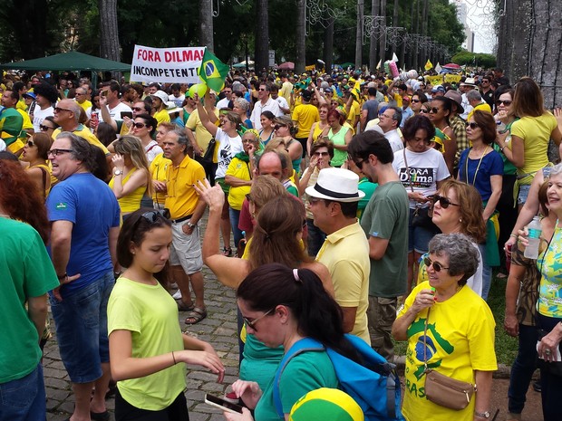 Boa parte da Praça da Liberdade está ocupada pelo protesto de centenas de pessoas, em Belo Horizonte (Foto: Thaís Pimentel/G1)