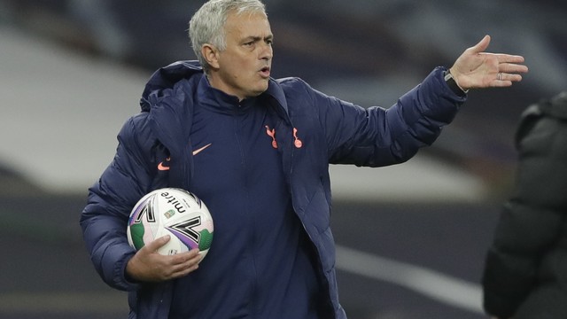 José Mourinho durante Tottenham x Chelsea pela Copa da Liga Inglesa