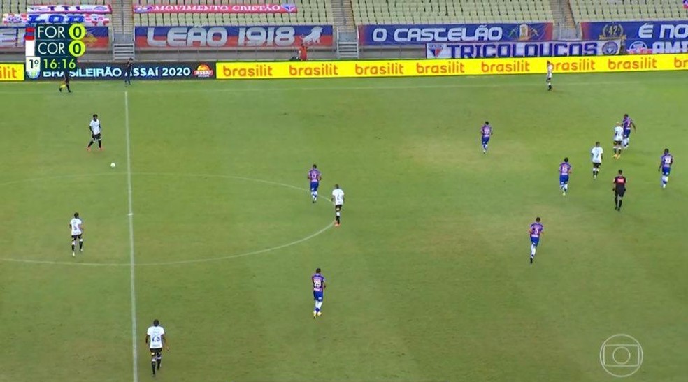 Sa&iacute;da de bola do Corinthians com Gabriel na linha dos zagueiros &mdash; Foto: Reprodu&ccedil;&atilde;o