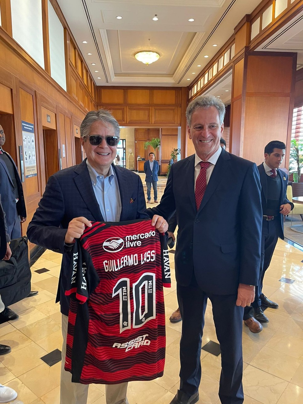 Presidente do Equador, Guillermo Lasso, recebe camisa do Flamengo de Rodolfo Landim — Foto: Divulgação