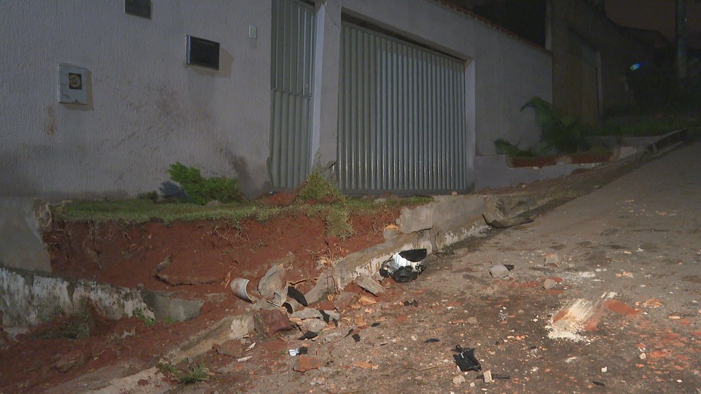 Adolescente colidiu carro em muro de casa da Colônia Agrícola Samambaia, no DF — Foto: TV Globo/Reprodução