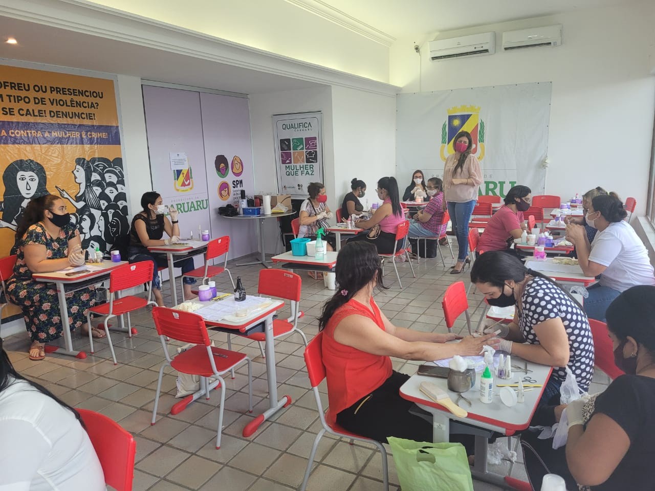 Secretaria de Políticas para Mulheres realiza formatura dos cursos do projeto 'Mulher Que Faz' em Caruaru