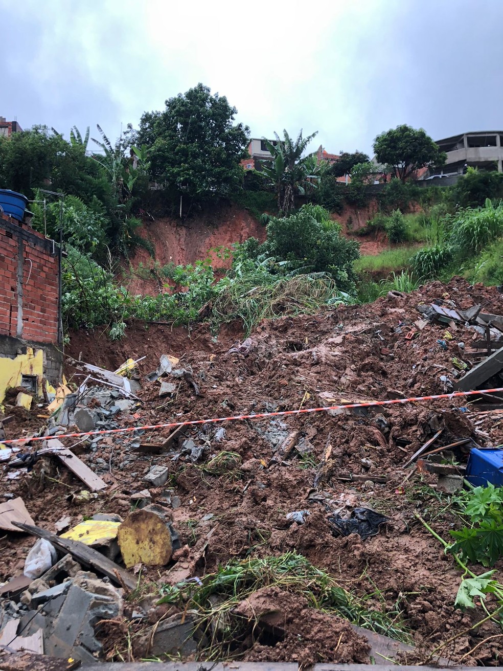 Deslizamento de terra em Itapevi — Foto: Indianara Campos/TV Globo