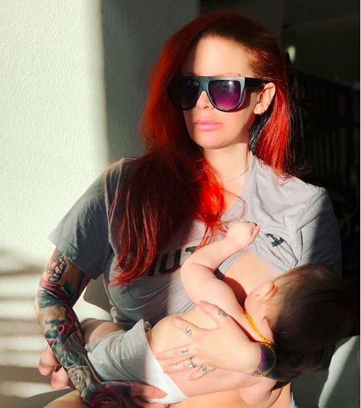 A ex-estrela pornô Jenna Jameson amamentando a filha de 11 meses (Foto: Instagram)
