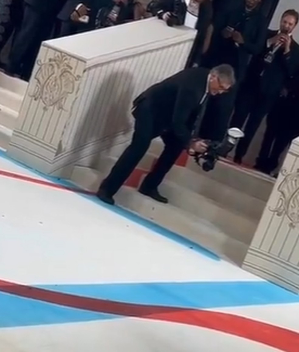 Fotógrafo não perde oportunidade de registrar passagem de barata pelo tapete do Met Gala — Foto: Reprodução/Instagram