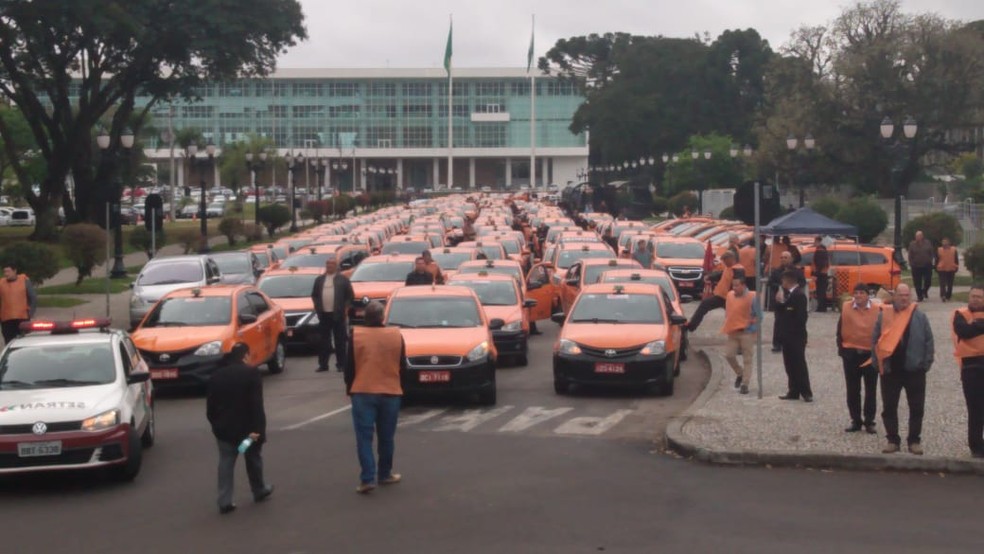 Protesto de taxistas em Curitiba foi realizado nesta terça-feira (20) — Foto: Rafael Helias/RPC 
