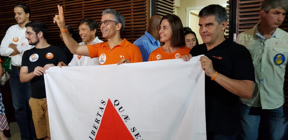 Romeu Zema (Novo) e o vice Paulo Brant (Novo) comemoram vitória com militantes do partido em Belo Horizonte — Foto: Raquel Freitas/G1