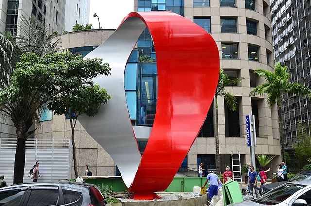 A obra na Avenida Paulista foi inaugurada no mesmo ano em que Tomie morreu, 2015  (Foto: Rovena Rosa / Agência Brasil / Wikimedia Commons)