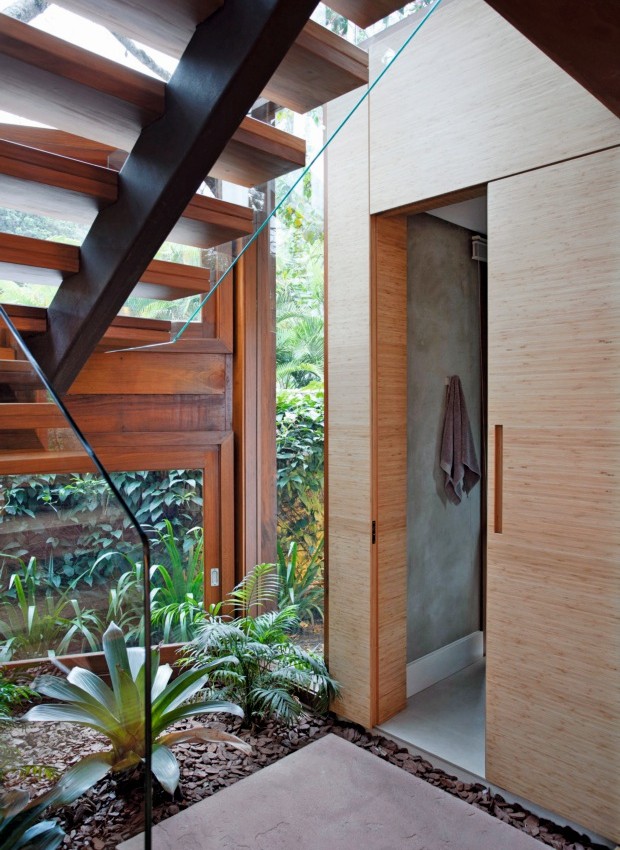 Lavabo Tem painel e porta de lâmina de bambu e, à frente, um jardim de inverno fechado por panos de vidro e cercado pela escada (Foto: Marco Antonio / Editora Globo)
