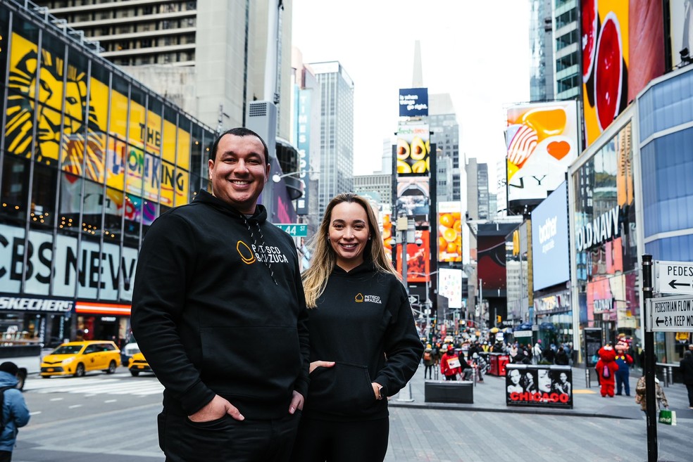 Ricardo Rosa e Vanessa Oliveira na Times Square — Foto: Divulgação