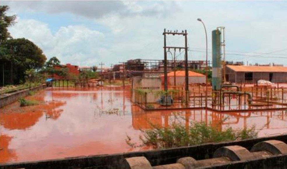 vazamento na mineradora Hydro contaminou com rejeitos comunidades de Baracarena. Um duto clandestino despejada efluenets diretamente no meio ambiente (Foto: Reprodução/TV Liberal)