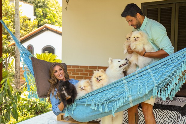 Nicole Bahls e Marcelo Bimbi com seus cachorroes (Foto: Vinny Nunes/ Divulgação)