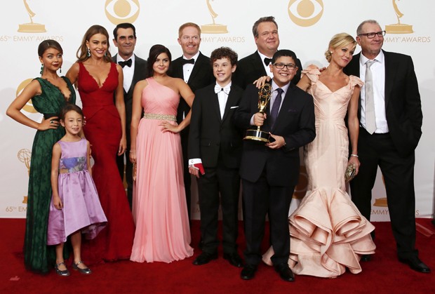Elenco da série  "Modern Family" posa com o prêmio de melhor série de comédia (Foto: Lucy Nicholson/ Reuters)