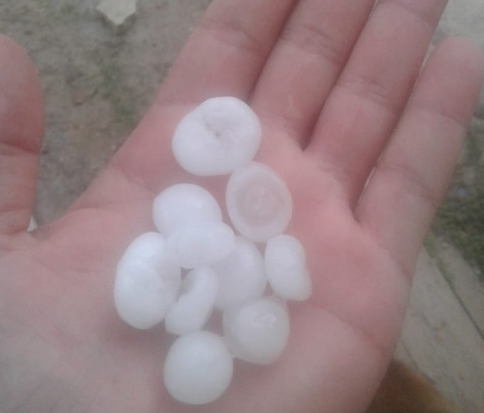 Blocos de gelo formados pela chuva de granizo em Vilhena.  (Foto: Reprodução)
