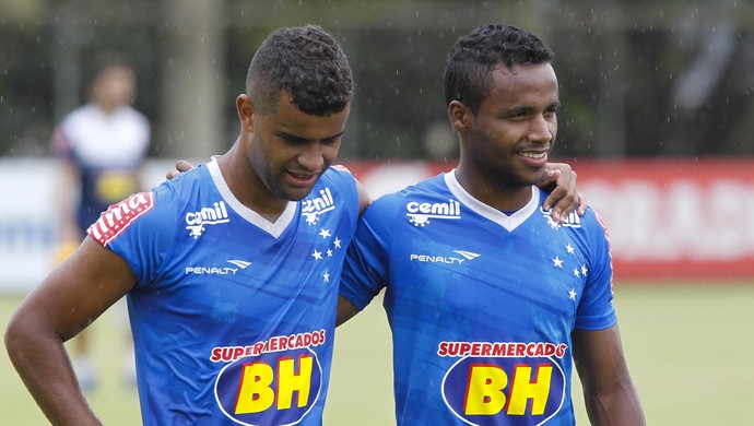 Meia Élber é relacionado e festeja chance de voltar a jogar no Cruzeiro