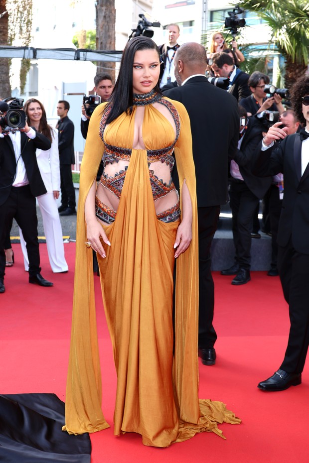 CANNES, FRANCE - MAY 25: Adriana Lima attends the screening of "Elvis" during the 75th annual Cannes film festival at Palais des Festivals on May 25, 2022 in Cannes, France. (Photo by Daniele Venturelli/WireImage) (Foto: WireImage)