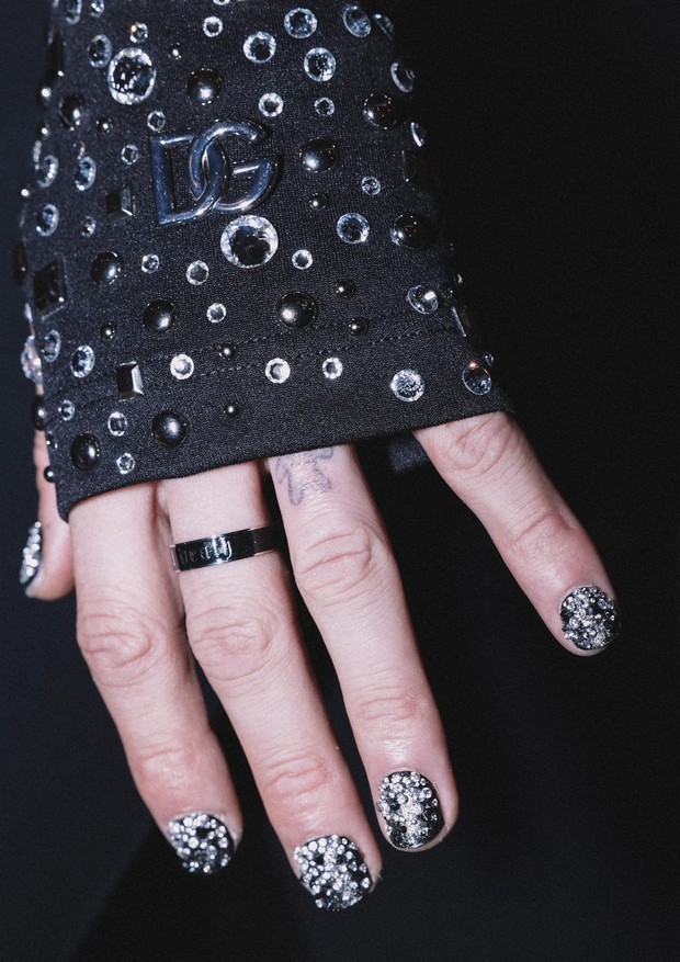 Machine Gun Kelly exibe manicure com diamantes avaliados em R$ 150 mil no Billboard Music Awards  (Foto: Reprodução/ Amazon)