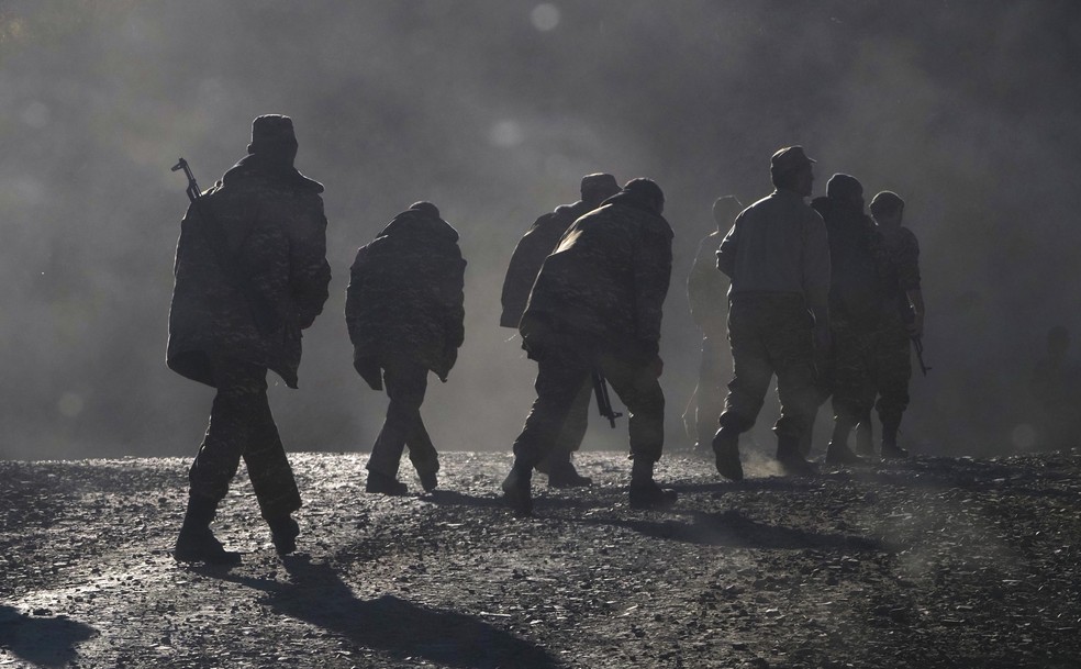 Soldados armênios caminham próximo da região de Nagorno-Karabakh em novembro de 2023 — Foto: AP /Arquivo