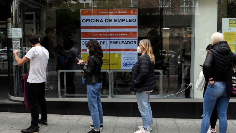 Fila de desemprego na Espanha (Foto: Getty Images via BBC News)
