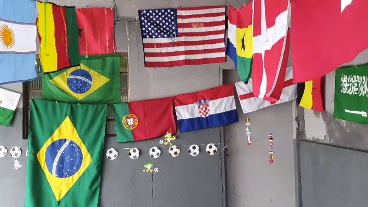 Estudante confecciona mais de bandeiras à mão para decorar casa para Copa em Jacareí Vale