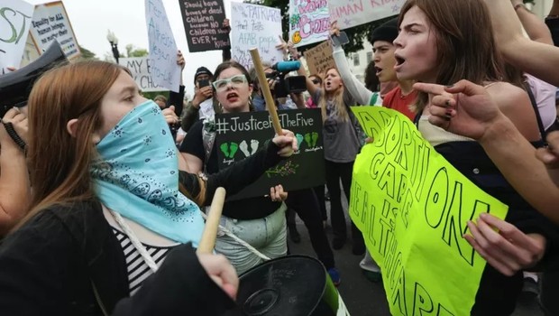 Ativistas antiaborto e feministas protestam em Washington neste 4 de maio (Foto: GETTY IMAGES via BBC)