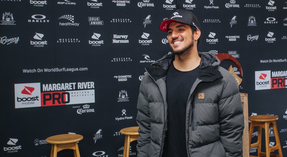 Medina durante a coletiva de imprensa em Margaret — Foto: Dunbar / WSL