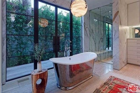  Rosie Huntington-Whiteley e Jason Statham vivem em uma mansão de R$ 41,4 milhões com um banheiro invejável