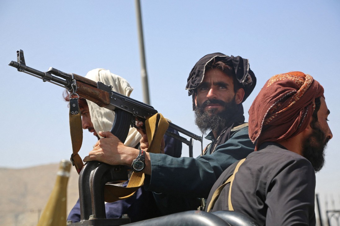 Soldado do Talibã aponta arma enquanto faz patrulha de rodovia em Cabul
