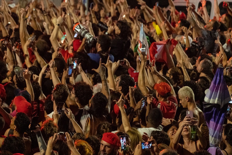 Apoiadores de Lula celebram a vitória com o presidente eleito na Avenida Paulista — Foto: Fábio Tito/g1