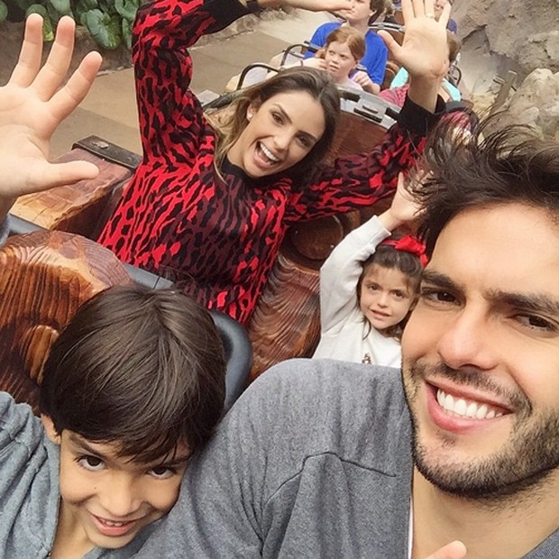 Kaká e família na montanha-russa (Foto: Reprodução/Instagram)