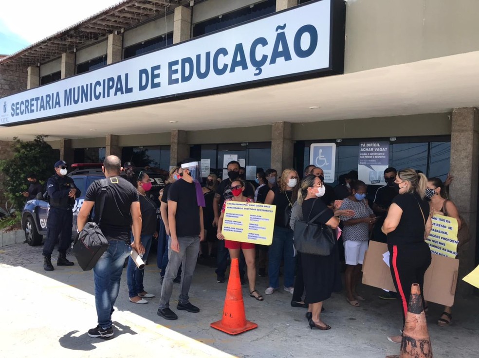 Funcionários da rede municipal de ensino de Natal protestaram contra a demissão de terceirizados — Foto: Ayrton Freire / Intertv Cabugi