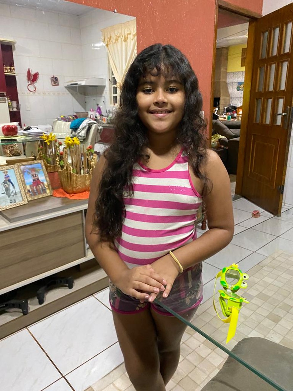 Aos 9 anos, Amanda só tinha cortado as pontinhas até decidir fazer a doação — Foto: Arquivo Pessoal/ Reprodução 