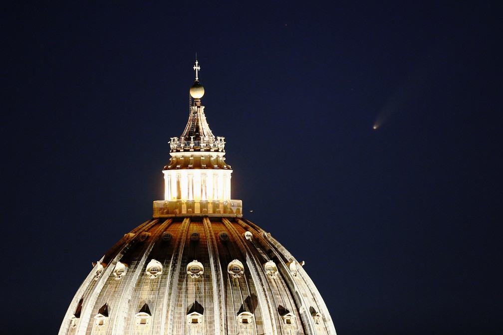 Cometa é registrado atrás da Basílica de São Pedro, em Roma, em 13 de julho de 2020 — Foto: Guglielmo Mangiapane/Reuters