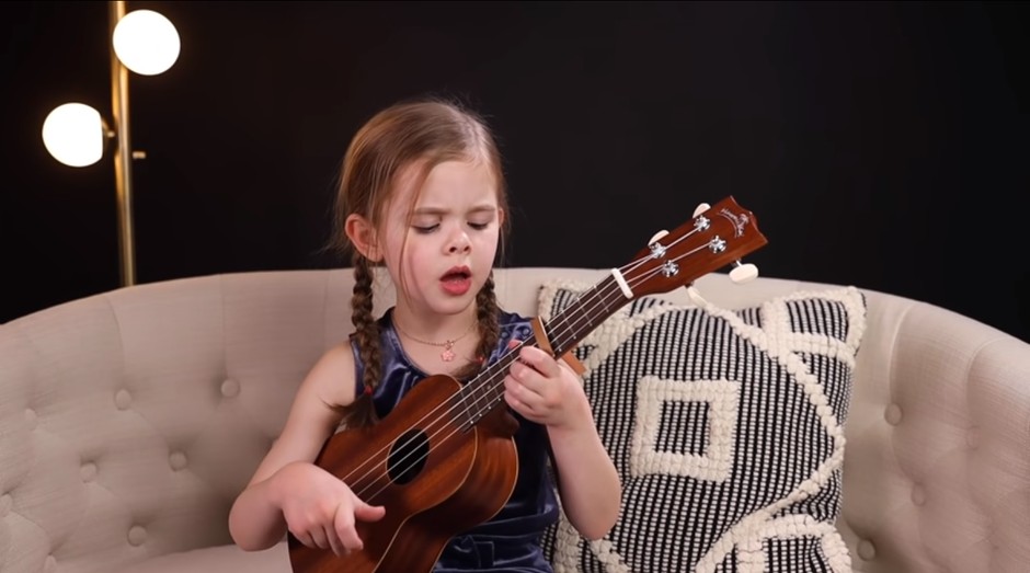Claire Crosby apareceu cantando em 2017 no canal da família no Youtube (Foto: Reprodução/Youtube)
