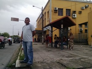Passageiro enfrente dificuldade para chegar ao trabalho com greve de ônibus em João Pessoa (Foto: Wagner Lima)