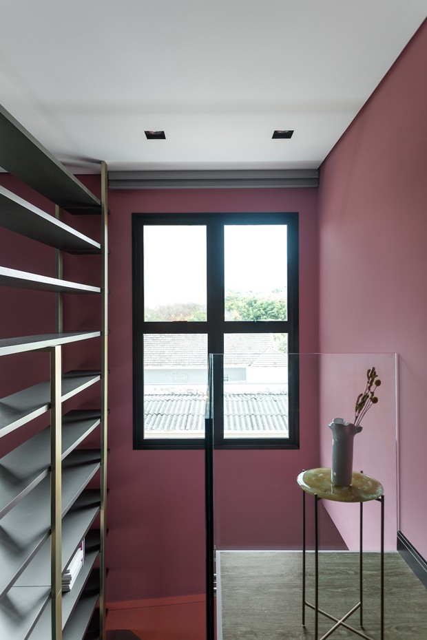 Dúplex de 100 m² decorado com muita cor e referências orientais (Foto: Eduardo Macarios)