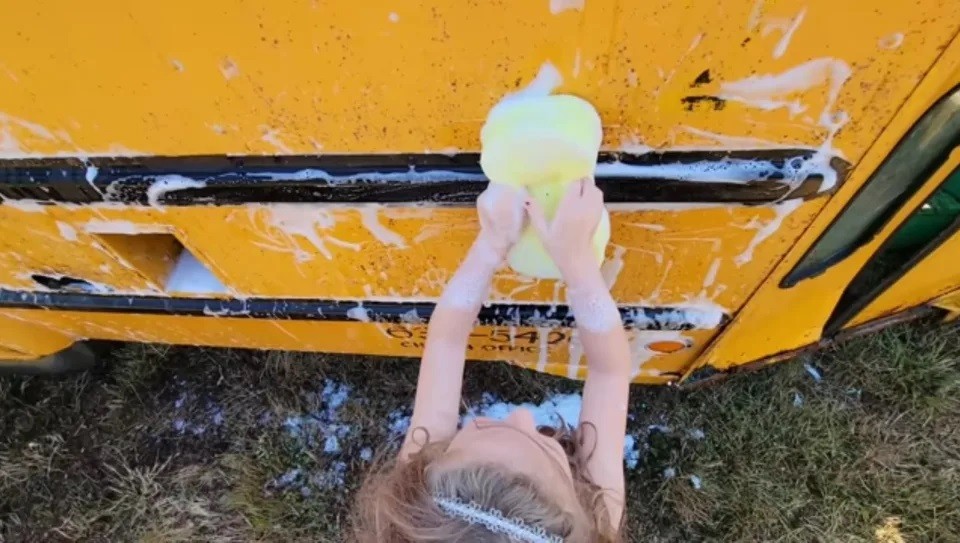 A família ajudou na limpeza do ônibus (Foto: Reprodução/ Youtube)