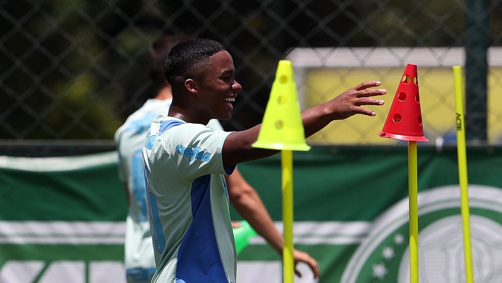 Endrick durante treino do Palmeiras na Academia de Futebol — Foto: Cesar Greco