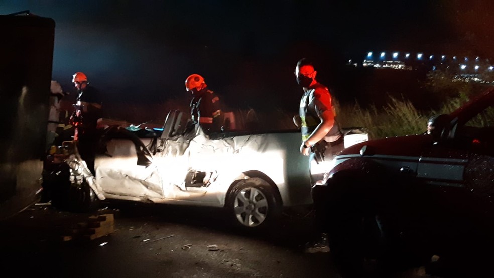 Motorista da caminhonete chegou a ficar preso nas ferragens e foi socorrido em estado grave — Foto: Edijan Del Santo/ EPTV