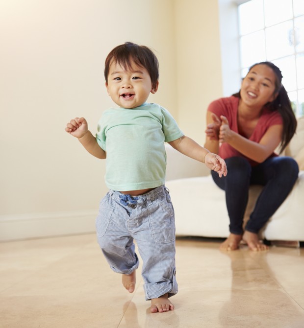 Qual o melhor calçado para o bebe aprender a 2024 andar