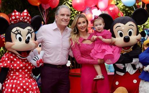 Roberto Justus e Ana Paula Siebert celebram 2 anos da filha, Vicky, com festão em SP